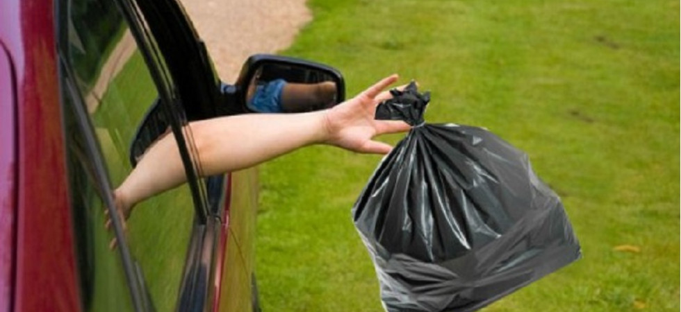 Lancia tutti giorni i rifiuti dal finestrino dell'auto per protesta contro la raccolta differenziata